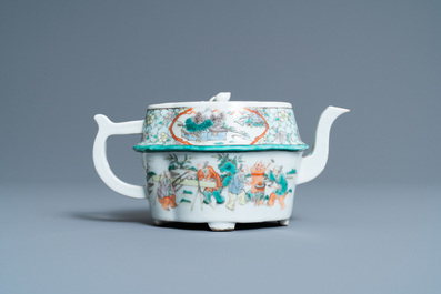 Une th&eacute;i&egrave;re couverte en porcelaine de Chine famille verte de Canton, 19&egrave;me