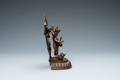 Een Sino-Tibetaanse bronzen figuur van Mahakala, 17/18e eeuw