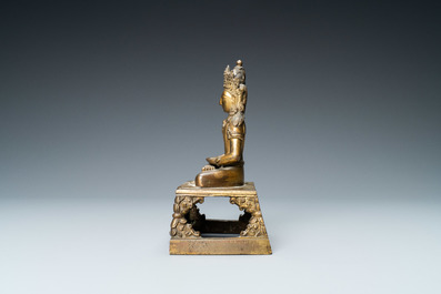 Een Chinese vergulde bronzen figuur van Boeddha Amitayus, Qianlong