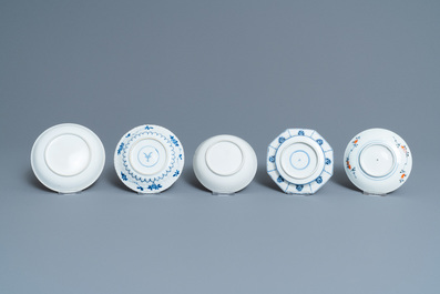 Vingt-quatre tasses et vingt-cinq soucoupes en porcelaine de Chine en bleu et blanc, famille rose, verte et de style Imari, Kangxi et apr&egrave;s