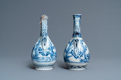 Une paire de verseuses en porcelaine Arita de Japon en bleu et blanc, 17&egrave;me