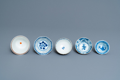 Vingt-quatre tasses et vingt-cinq soucoupes en porcelaine de Chine en bleu et blanc, famille rose, verte et de style Imari, Kangxi et apr&egrave;s