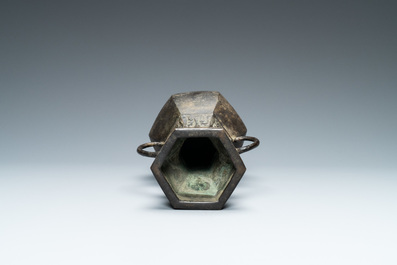 Een Chinese archa&iuml;sche bronzen vaas, Xuande merk, Ming