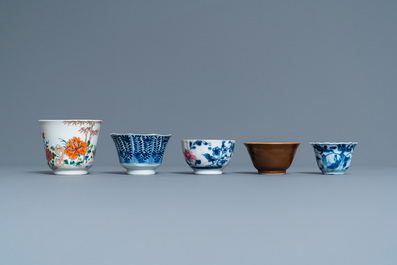 Vingt-quatre tasses et vingt-cinq soucoupes en porcelaine de Chine en bleu et blanc, famille rose, verte et de style Imari, Kangxi et apr&egrave;s