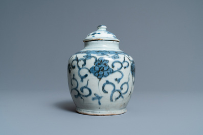 Een Chinese blauw-witte dekselvaas, Wanli