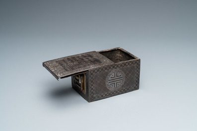 Een Koreaanse met zilver ingelegde ijzeren dekseldoos, wellicht Joseon, 18/19e eeuw