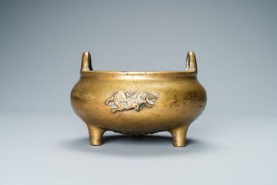 Een Chinese driepotige bronzen wierookbrander met olifanten, Qing