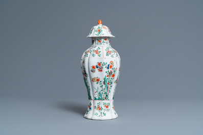 Un vase couvert en porcelaine de Chine famille verte, Kangxi