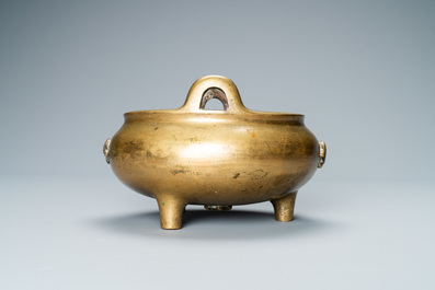 Een Chinese driepotige bronzen wierookbrander met olifanten, Qing