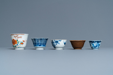 Vingt-quatre tasses et vingt-cinq soucoupes en porcelaine de Chine en bleu et blanc, famille rose, verte et de style Imari, Kangxi et apr&egrave;s