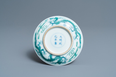 Une coupe en porcelaine de Chine en bleu et blanc et &eacute;maill&eacute; vert &agrave; d&eacute;cor d'un dragon, marque de Chenghua, 18/19&egrave;me