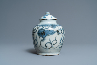 Un vase couvert en porcelaine de Chine en bleu et blanc, Wanli