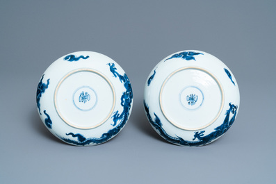 Une paire d'assiettes aux dragons en porcelaine de Chine en bleu et blanc et un vase en rouge de cuivre monochrome, Kangxi et apr&egrave;s