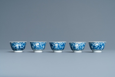 Cinq tasses et soucoupes en porcelaine de Chine en bleu et blanc, Kangxi