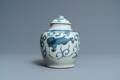 Un vase couvert en porcelaine de Chine en bleu et blanc, Wanli