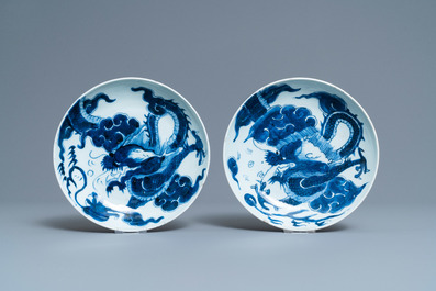 Une paire d'assiettes aux dragons en porcelaine de Chine en bleu et blanc et un vase en rouge de cuivre monochrome, Kangxi et apr&egrave;s