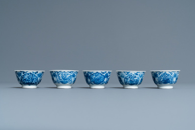 Vijf Chinese blauw-witte koppen en schotels, Kangxi