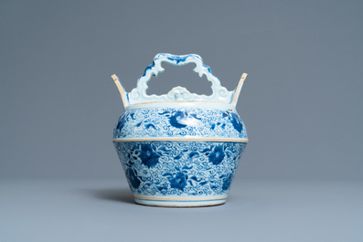 Een Chinese blauw-witte lijmpot voor de Indonesische of Vietnamese markt, Kangxi