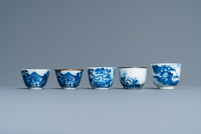 Vijf Chinese blauw-witte 'Bleu de Hue' koppen voor de Vietnamese markt, 19e eeuw