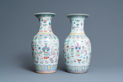 A pair of Chinese famille rose 'antiquities' vases, 19th C.