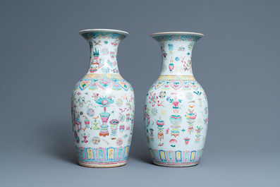 Une paire de vases en porcelaine de Chine famille rose &agrave; d&eacute;cor d'antiquit&eacute;s, 19&egrave;me