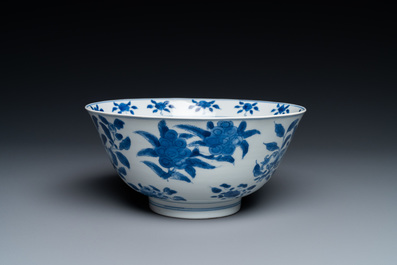 Un bol en porcelaine de Chine en bleu et blanc &agrave; d&eacute;cor 'sanduo', marque et &eacute;poque de Kangxi