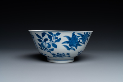 Un bol en porcelaine de Chine en bleu et blanc &agrave; d&eacute;cor 'sanduo', marque et &eacute;poque de Kangxi