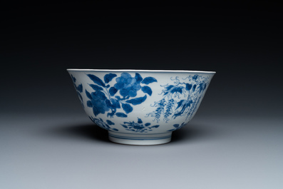 Un bol en porcelaine de Chine en bleu et blanc &agrave; d&eacute;cor 'sanduo', marque et &eacute;poque de Kangxi