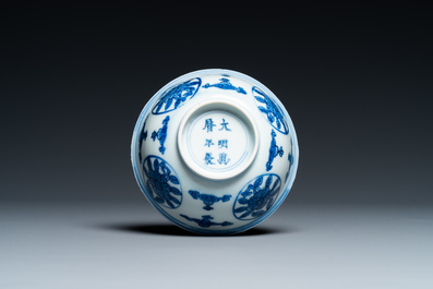 Un bol en porcelaine de Chine en bleu et blanc &agrave; d&eacute;cor d'un dragon, marque et &eacute;poque de Wanli