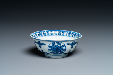 Un bol en porcelaine de Chine en bleu et blanc &agrave; d&eacute;cor d'un dragon, marque et &eacute;poque de Wanli