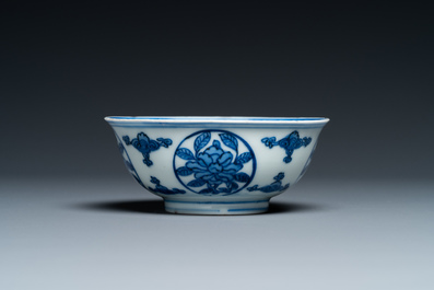 Un bol en porcelaine de Chine en bleu et blanc &agrave; d&eacute;cor d'un dragon, marque et &eacute;poque de Wanli