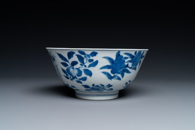 Un bol en porcelaine de Chine en bleu et blanc &agrave; d&eacute;cor 'sanduo', marque et &eacute;poque de Kangxi