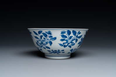 Un bol en porcelaine de Chine en bleu et blanc &agrave; d&eacute;cor 'sanduo', marque et &eacute;poque de Kangxi