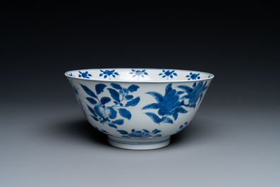 Een fijne Chinese blauw-witte 'sanduo' kom, Kangxi merk en periode