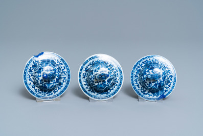 Une garniture de cinq vases en porcelaine de Chine en bleu et blanc &agrave; d&eacute;cor floral, 19&egrave;me