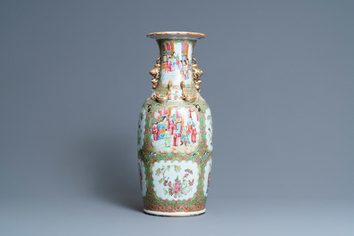 Un vase en porcelaine de Chine famille rose de Canton, 19&egrave;me
