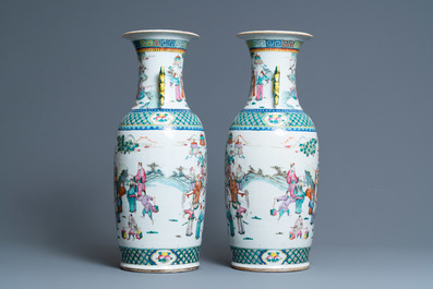 Une paire de vases en porcelaine de Chine famille rose, 19&egrave;me