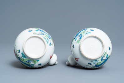 Une paire de kendis en porcelaine de Chine famille rose &agrave; d&eacute;cor de coqs, Qianlong