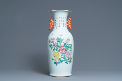 Un vase en porcelaine de Chine &agrave; double d&eacute;cor en qianjiang cai et famille rose, 19/20&egrave;me