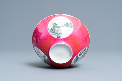 Un bol en porcelaine de Chine &agrave; fond rouge de rubis, 19/20&egrave;me