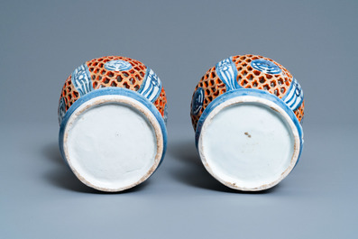 Une paire de vases ajour&eacute;s en porcelaine Arita de Japon en bleu et blanc, Edo, 17/18&egrave;me