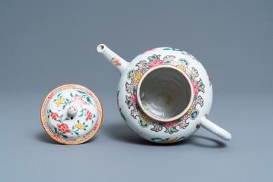 Une th&eacute;i&egrave;re couverte en porcelaine de Chine famille rose, Yongzheng/Qianlong