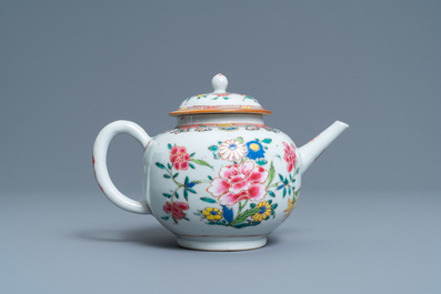 Een Chinese famille rose theepot met deksel, Yongzheng/Qianlong