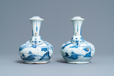 Une paire de kendis en porcelaine de Chine en bleu et blanc, Wanli