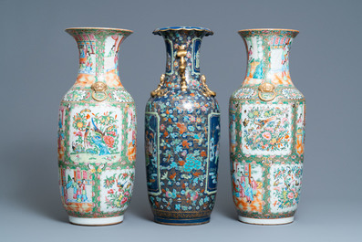 Une paire de vases en porcelaine de Chine famille rose de Canton et un &agrave; fond bleu, 19&egrave;me