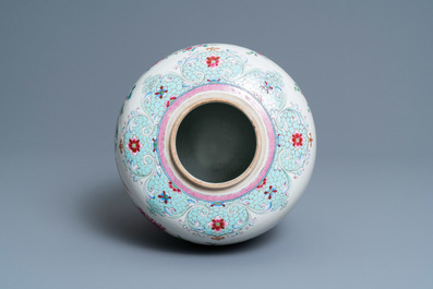 Un pot en porcelaine de Chine famille rose &agrave; d&eacute;cor de faisans, Qianlong