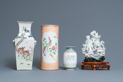Un vase en porcelaine de Chine qianjiang cai, trois pi&egrave;ces en famille rose et une sculpture en jad&eacute;&iuml;te, 19/20&egrave;me