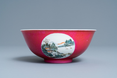 Un bol en porcelaine de Chine &agrave; fond rouge de rubis, 19/20&egrave;me