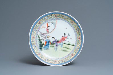 Un vase en porcelaine de Chine qianjiang cai, trois pi&egrave;ces en famille rose et une sculpture en jad&eacute;&iuml;te, 19/20&egrave;me