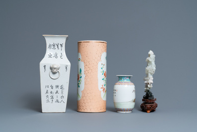 Un vase en porcelaine de Chine qianjiang cai, trois pi&egrave;ces en famille rose et une sculpture en jad&eacute;&iuml;te, 19/20&egrave;me